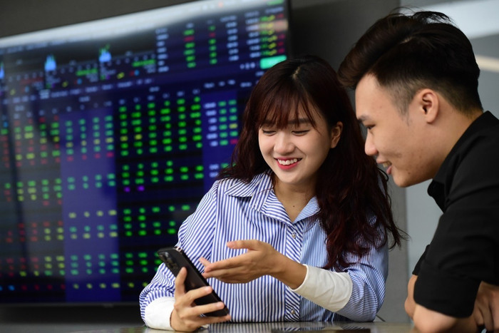 VN-Index vận động giằng co, dư địa hướng 1.370 điểm dần hình thành