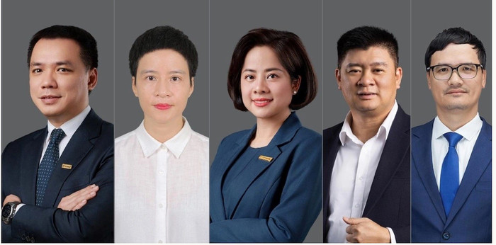 Năm thành viên Hội đồng quản trị Ngân hàng Eximbank (từ trái sang) ông Nguyễn Cảnh Anh, bà Phạm Thị Huyền Trang, bà Đỗ Hà Phương, ông Phạm Tuấn Anh và ông Hoàng Thế Hưng anh-chup-man-hinh-2025-07-01-luc-115950.jpg