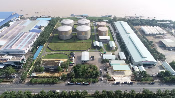 Cổ phiếu một công ty dầu khí bị đình chỉ giao dịch