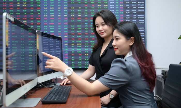 VN-Index áp sát đỉnh cũ, kỳ vọng phá mốc 1.400 điểm