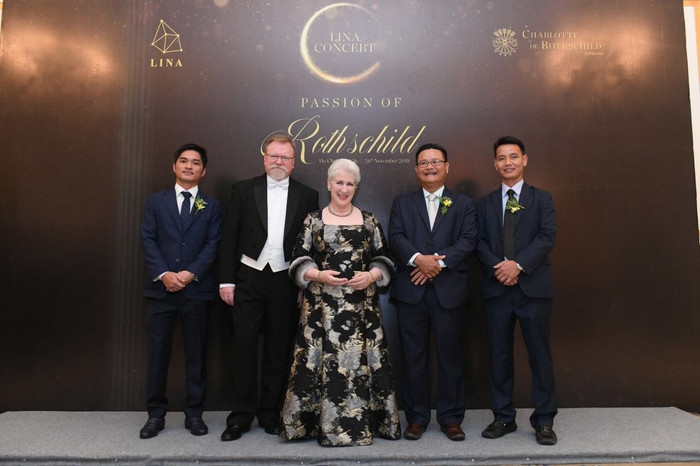 Bà Charlotte de Rothschild, nữ Nam tước thuộc chi nhánh Rothschild tại Anh (đứng ở giữa) img20181201090946421.jpg