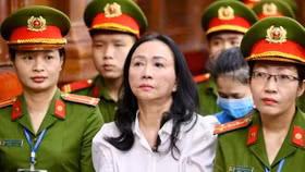 Bị cáo Trương Mỹ Lan bị truy tố với 3 tội danh gồm: “Lừa đảo chiếm đoạt tài sản”, “Rửa tiền” và “Vận chuyển trái phép tiền tệ qua biên giới”