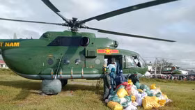 Trực thăng hỗ trợ vùng bị cô lập sáng 23/11 (Ảnh: Lê Tâm)