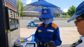 Giá xăng tăng sốc lên hơn 27.000 đồng/lít, dầu hỏa vọt lên 35.000 đồng/lít