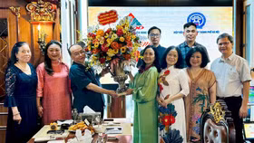 TS Nguyễn Hồng Sơn, Chủ tịch VACOD-HBA cùng các Lãnh đạo hai hiệp hội VACOD-HBA tặng hoa và chúc mừng Tạp chí Thương gia nhân Ngày Báo chí cách mạng Việt Nam 21/6