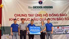 Thứ trưởng thường trực Bộ Y tế Đỗ Xuân Tuyên cùng đại diện FPT Long Châu tại buổi lễ trao quà tới bà con xã Việt Thành, huyện Trấn Yên, tỉnh Yên Bái