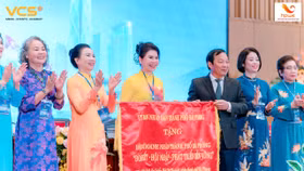 Đồng chí Lê Văn Hiệu, Phó Bí thư Thành ủy, Chủ tịch HĐND thành phố trao bức trướng tặng Hội Nữ doanh nhân thành phố