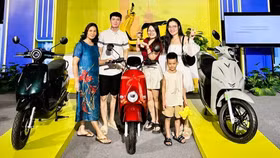 Chị Trang cùng gia đình tại sự kiện “Đổi xăng lấy điện” diễn ra tại Đà Nẵng