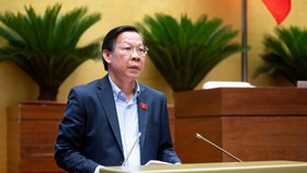Chủ nhiệm Ủy ban Kinh tế và Tài chính của Quốc hội Phan Văn Mãi trình bày Báo cáo giải trình. Ảnh: Quochoi.vn
