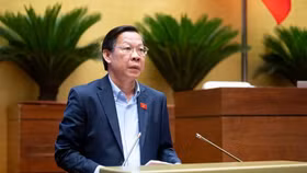 Chủ nhiệm Ủy ban Kinh tế và Tài chính của Quốc hội Phan Văn Mãi trình bày Báo cáo giải trình. Ảnh: Quochoi.vn