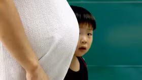 “Giông tố” tài chính khiến gia đình trẻ ngại sinh con