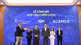 Ông Phan Đức Trung và ông Nguyễn Trần Minh Quân là hai người Việt Nam đầu tiên nhận chứng chỉ phòng, chống rửa tiền từ ACAMS