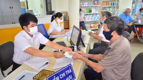 Người nghỉ hưu sớm khi sắp xếp bộ máy được hưởng lương hưu và nhận thêm tiền hỗ trợ