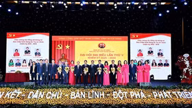 Ban lãnh đạo Vietcombank tặng hoa chúc mừng 9 đồng chí trúng cử trong Ban chấp hành Đảng bộ TSC Vietcombank nhiệm kỳ 2025 - 2030