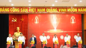 Tổng Bí thư Tô Lâm, Thủ tướng Chính phủ Phạm Minh Chính, Thường trực Ban Bí thư Trần Cẩm Tú cùng các đồng chí lãnh đạo thực hiện nghi thức nhấn nút khai trương 3 nền tảng số phục vụ triển khai Nghị quyết 57-NQ/TW