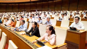 Các đại biểu bấm nút thông qua việc rút ngắn ba tháng nhiệm kỳ Quốc hội khóa 15