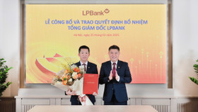 Ông Nguyễn Đức Thụy, Chủ tịch Hội đồng quản trị LPBank (phải) trao quyết định bổ nhiệm cho ông Vũ Quốc Khánh, Tổng Giám đốc LPBank 