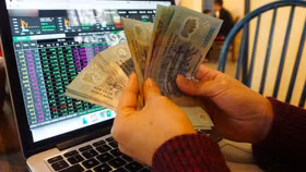 Dòng tiền bắt đáy nhập cuộc, VN-Index thoát khỏi đáy 15 tháng