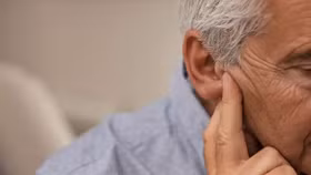 Nghễnh ngãng là vấn đề phổ biến ở người cao tuổi