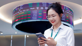 Tiền vào ồ ạt, VN-Index có đỉnh lịch sử mới, khối ngoại tranh thủ bán ròng