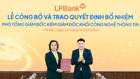 Ông Nguyễn Đức Thụy, Chủ tịch Hội đồng quản trị LPBank trao quyết định bổ nhiệm cho ông Lưu Danh Đức