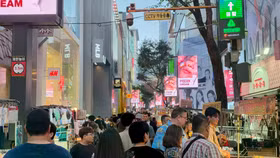 Con phố Myeongdong sầm uất tại Seoul, Hàn Quốc