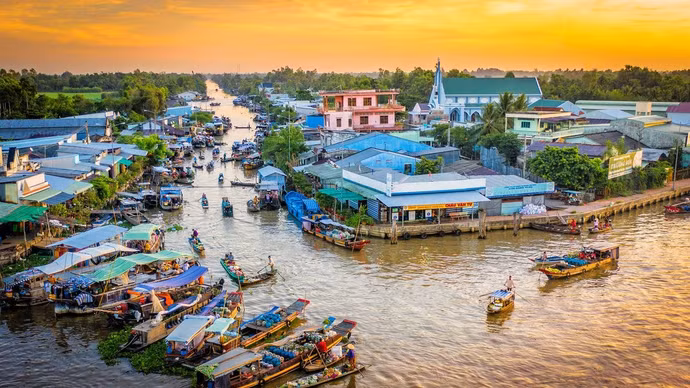 Pháp chìm trong biểu tình, đốt phá, du khách thèm sự bình yên ở Việt Nam