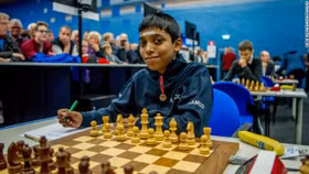 Thần đồng cờ vua 16 tuổi người Ấn Độ đánh bại nhà vô địch thế giới Magnus Carlsen