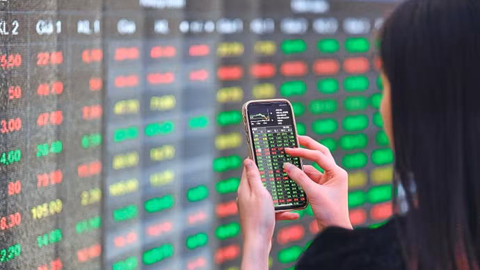 VN-Index đỏ lửa sau 4 phiên tăng, nhà đầu tư nên cơ cấu danh mục